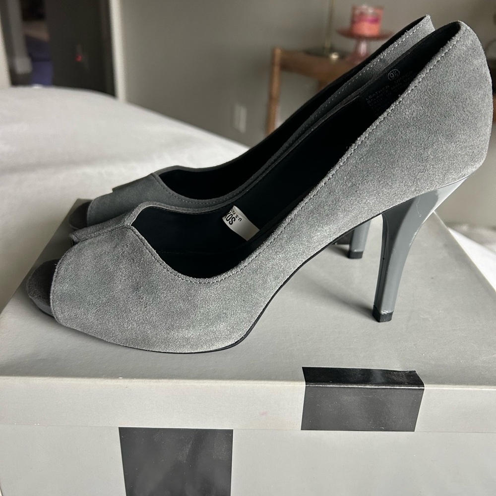 MOSSIMO Vilma Gray Peep-Toe Heels Pumps NEW 9.5!
